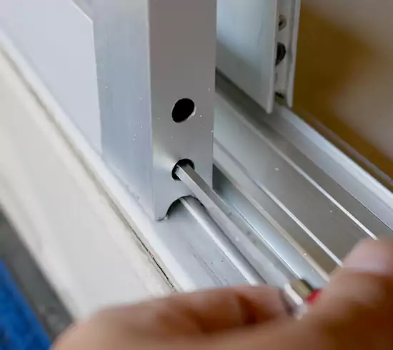 Réparation de fenêtre à Lyon par DFPRO Lyon — technicien intervenant sur une fenêtre PVC
