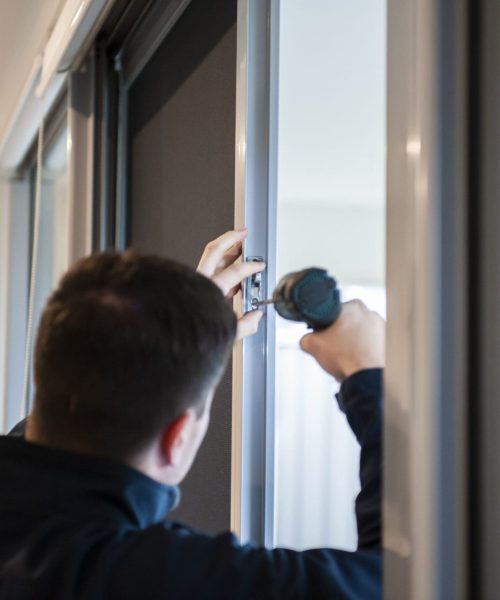 Dépannage de porte et de serrure à Lyon par DFPRO Lyon - technicien en intervention